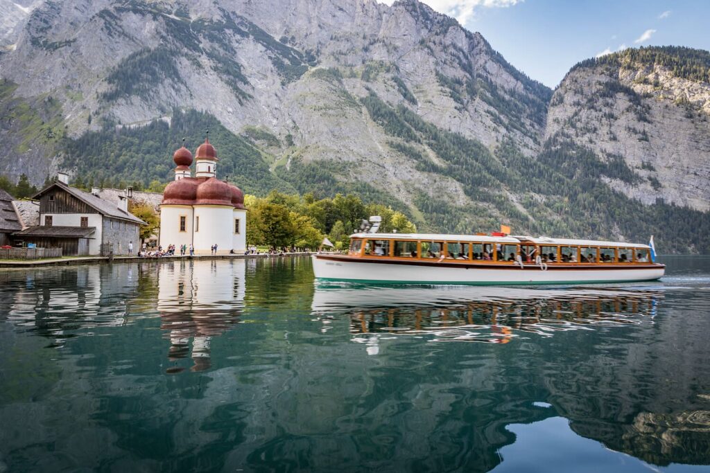 Schifffahrt Königssee mit Blick auf die Kirche St. Bartholomä, im Hintergrund die Watzmann Ostwand