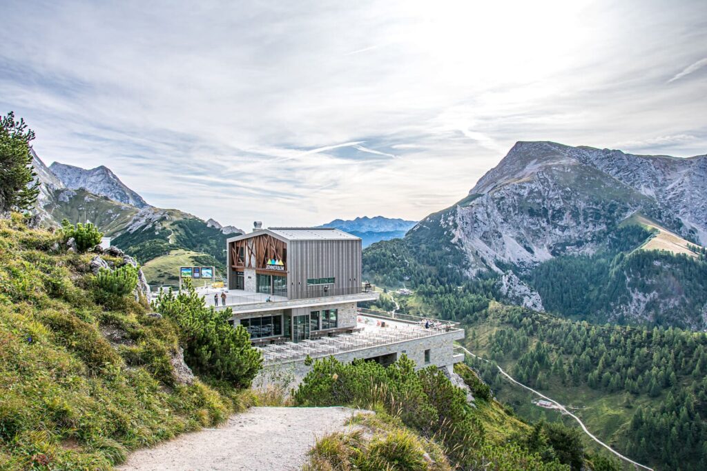 Bergstation Jenneralm mit Blick auf die umliegenden Berge