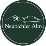 Logo mit stilisierter weißer Bergsilhouette Schriftzug „Neubichler Alm“ i