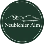 Logo mit stilisierter weißer Bergsilhouette Schriftzug „Neubichler Alm“ i