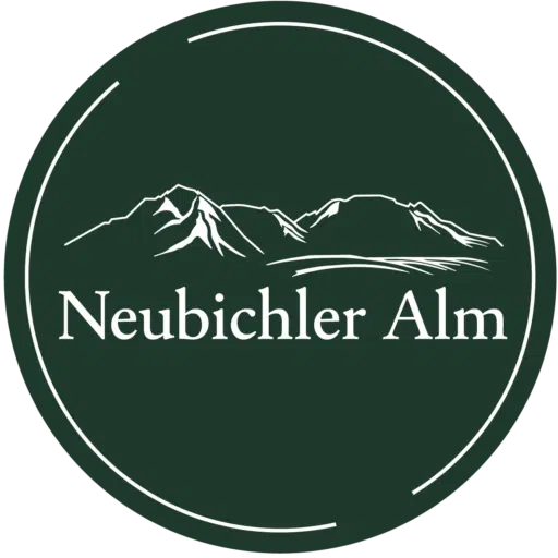 Logo mit stilisierter weißer Bergsilhouette Schriftzug „Neubichler Alm“ i