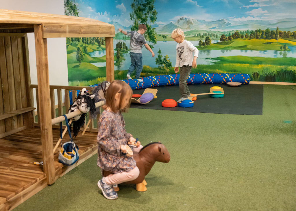 Spielpark Kinder spielen und balancieren