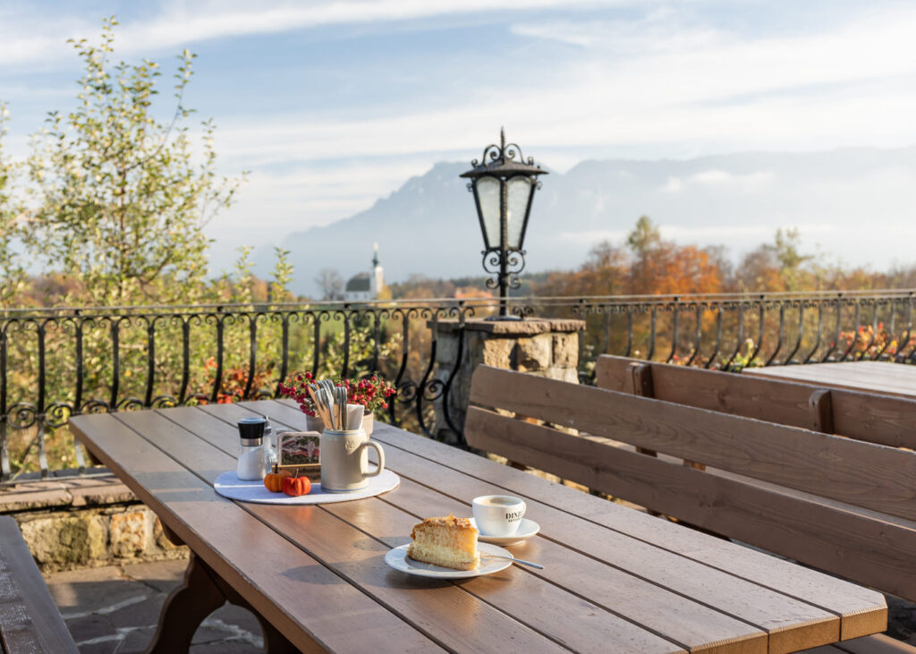Ein Stück Kuchen und eine Tasse Kaffee auf der Terrasse mit Ausblick